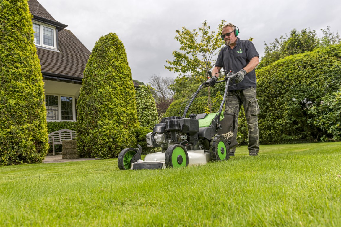 Lawn mower 2025 with kawasaki engine